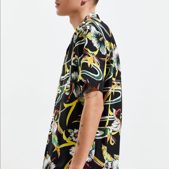 UO Tropical Rayon Short Sleeve Button-Down Shirt - Picture 8 of 13